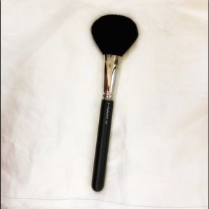 MAC brush 150